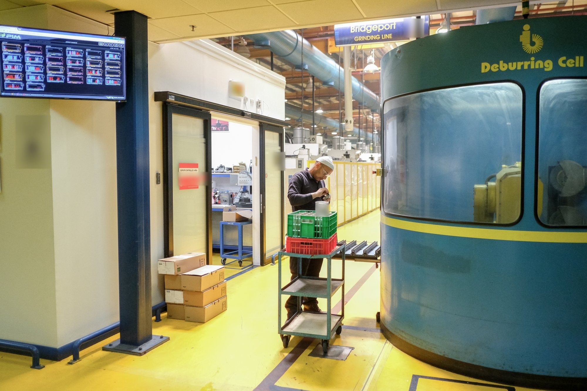 Deburring cell with Visual Factories monitor