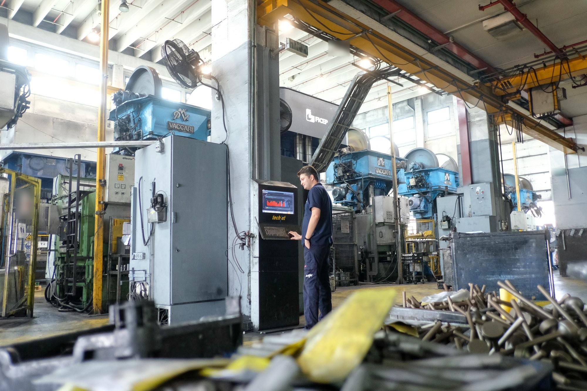 Row of presses at a Tier-1 supplier with Visual Factories monitoring